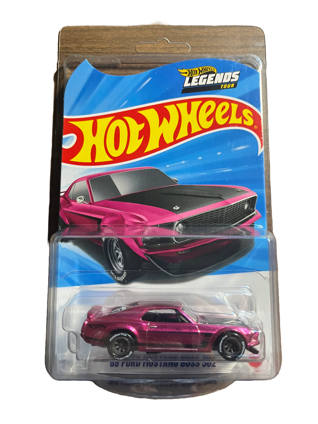 Hot Wheels JKD35  - 69 Ford Mustang Boss 302 - Legends Tour 2026 - Sammlerstück - incl. Protektor Pack