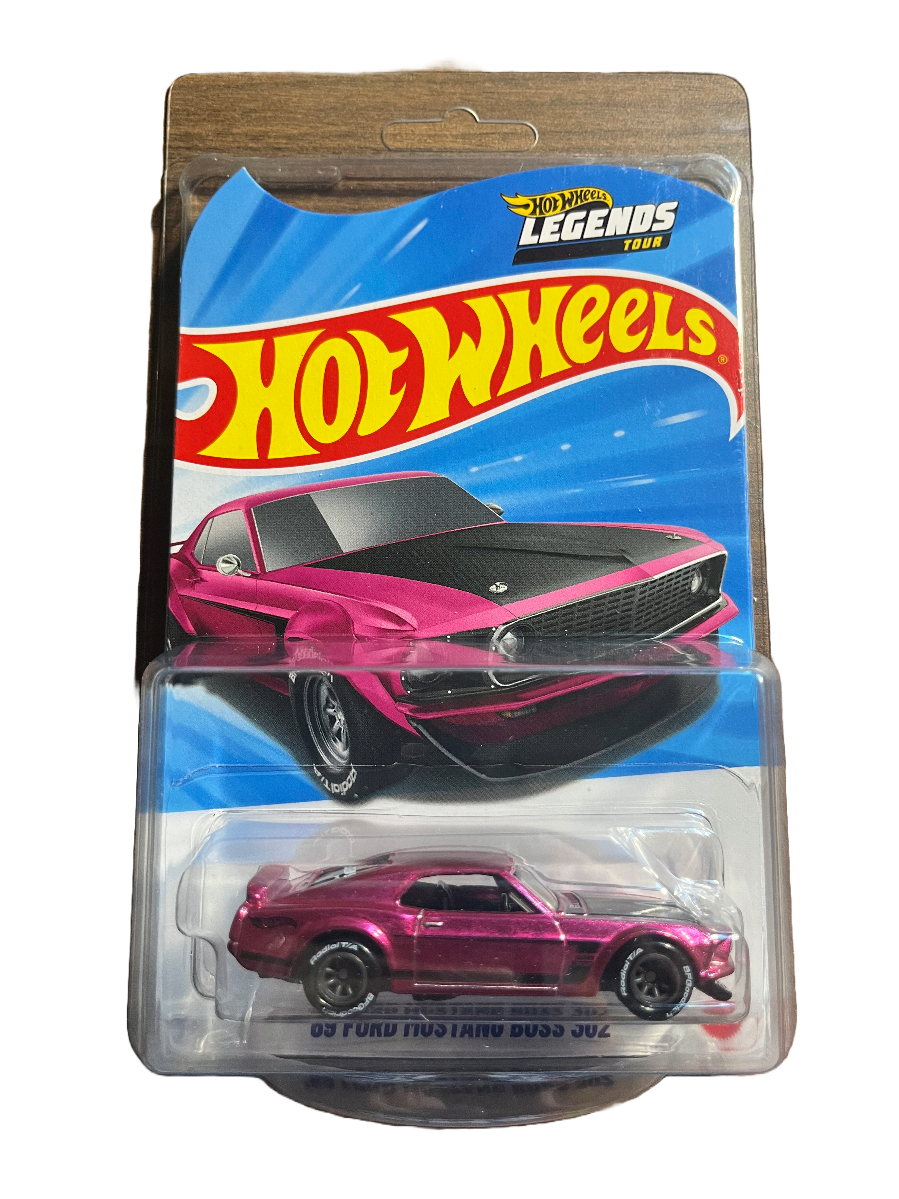 Hot Wheels JKD35  - 69 Ford Mustang Boss 302 - Legends Tour 2026 - Sammlerstück - incl. Protektor Pack